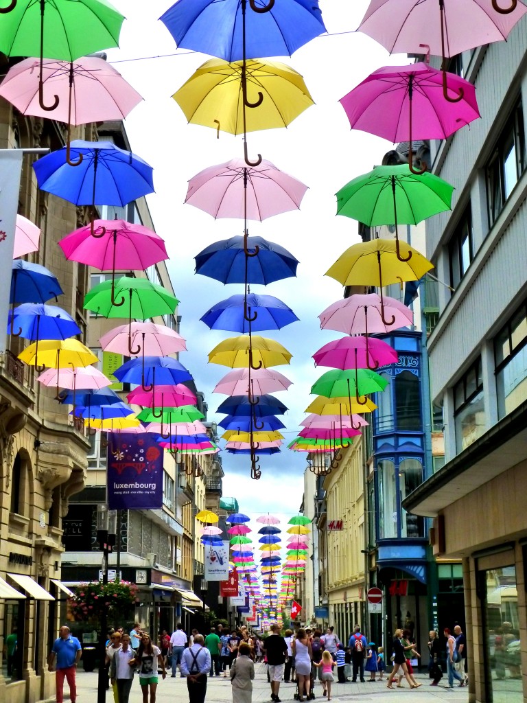 Luxemburg,  let the sunshine in , Sonnenschirme in der Avenue de la Porte Neuve und in der Rue Philippe II, 03.08.2014