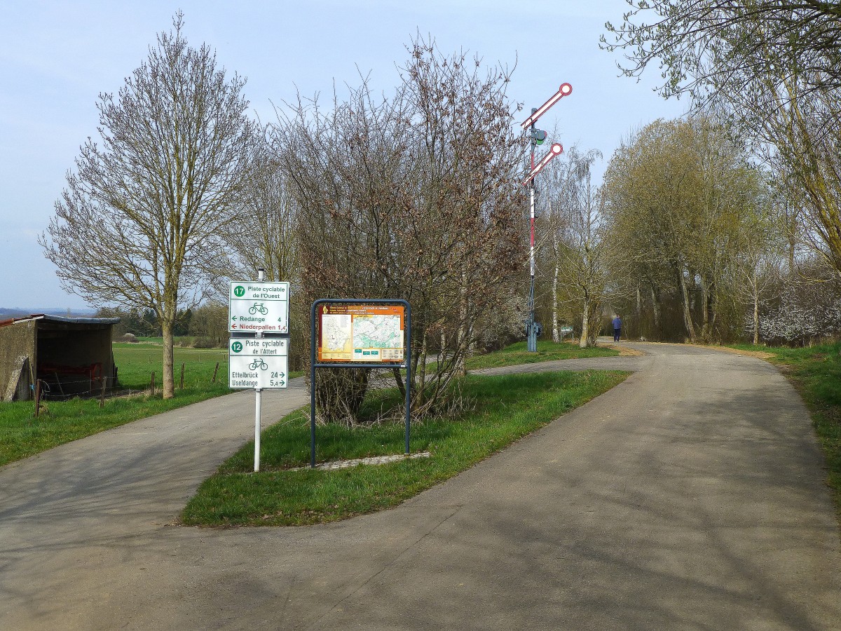 Luxemburg, Noerdange, rechts der Attert Radweg von Ptange nach Ettelbrck (PC 12), links die Abzweigung nach Rambrouch (PC 17). 01.04.2014 