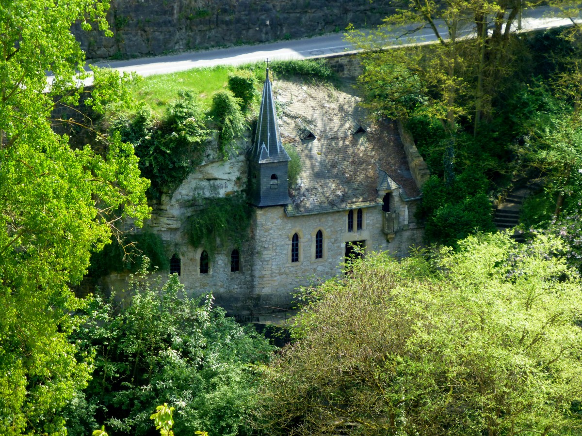 Luxemburg, Petruss-Tal. Die Quirinus Kapelle. Seit dem 11. Jahrhundert ist dieser Ort dem Heiligen Quirinus geweiht und seit Anfang des 13. Jahrhunderts fanden in den zwei Hhlen der Kapelle Gottesdienste statt. Die zum Teil in den Fels gehauene gotische Wallfahrtskapelle wurde 1355 errichtet; das Dach und die Glockentrmchen wurden Ende des 19. Jahrhunderts nachtrglich angebracht. Bis 1666 war St. Quirinus Schutzpatron der Stadt Luxemburg. 25.04.2014