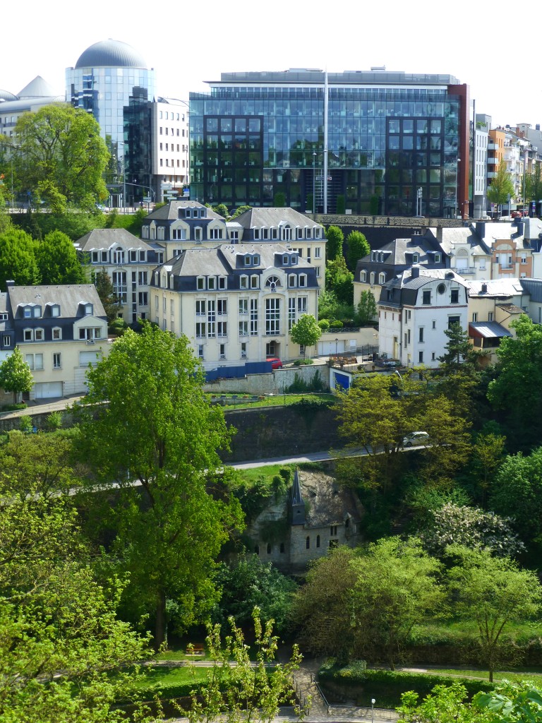 Luxemburg, Petruss-Tal. Unten im Bild die Quirinus Kapelle. Seit dem 11. Jahrhundert ist dieser Ort dem Heiligen Quirinus geweiht und seit Anfang des 13. Jahrhunderts fanden in den zwei Hhlen der Kapelle Gottesdienste statt. Die zum Teil in den Fels gehauene gotische Wallfahrtskapelle wurde 1355 errichtet; das Dach und die Glockentrmchen wurden Ende des 19. Jahrhunderts nachtrglich angebracht. Bis 1666 war St. Quirinus Schutzpatron der Stadt Luxemburg.  Oben im Bild die Gebude des Boulevard d'Avranches und der Monte de la Ptrusse. 25.04.2014