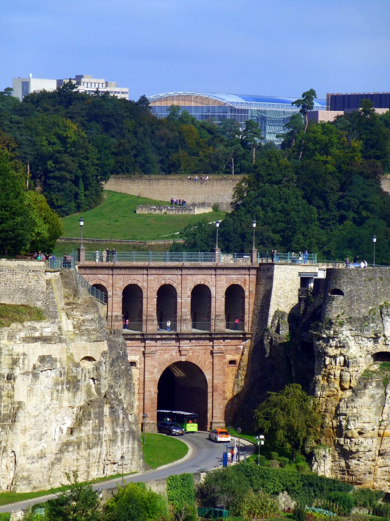 Luxemburg, die Schlossbrcke, der Bockfelsen, das Stadtviertel Kirchberg im Hintergrund. 22.09.2013