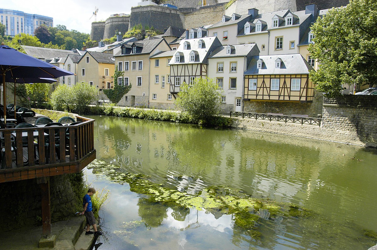 Luxemburg Stadt - Der Stadtteil Grund mit der Alzette. Aufnahme: August 2007.