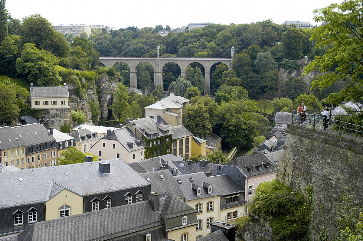 Luxemburg Stadt und die Pont Paserelle im Hintergrund. Aufnahme: August 2007.