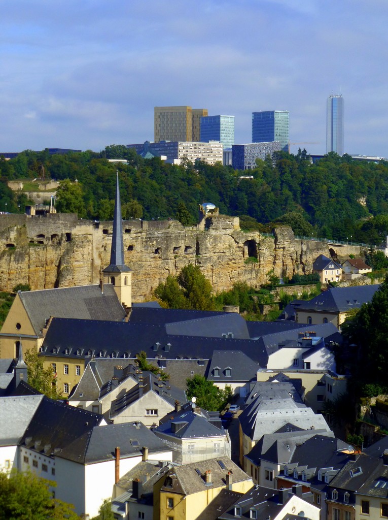 Luxemburg, das Stadtviertel Grund mit der Johanneskirche, die Bock-Kasematten unter dem Bockfelsen, das Europazentrum Kirchberg im Hintergrund. 22.09.2013

