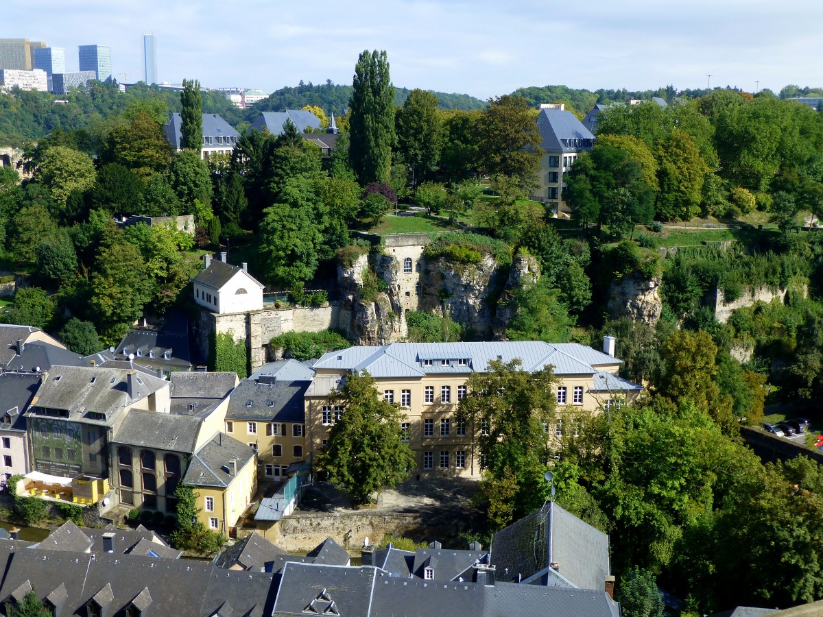 Luxemburg, das Stadtviertel Grund, das Rham-Plateau, das Europazentrum Kirchberg im Hintergrund. 22.09.2013