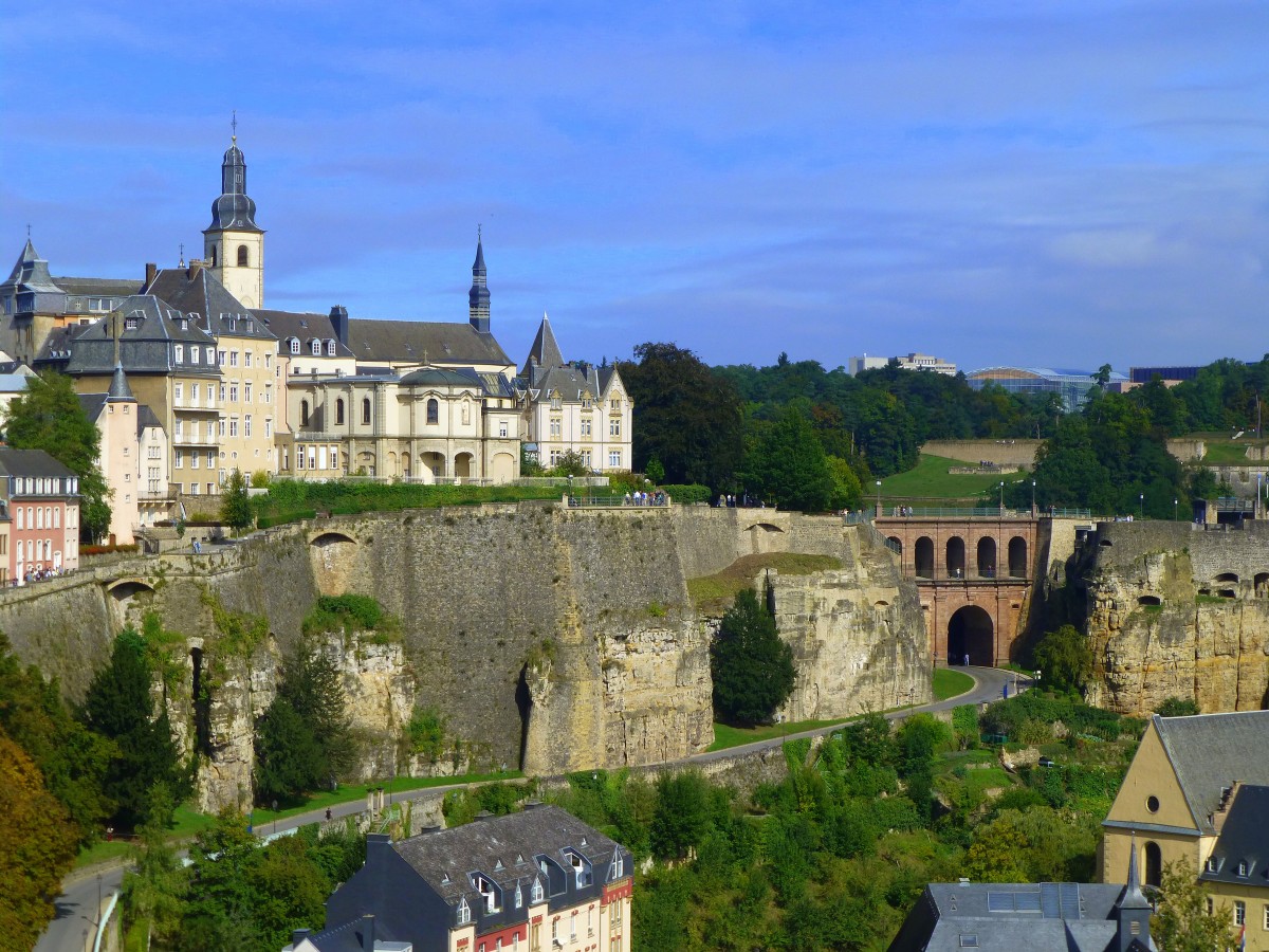 Luxemburg, das Stadtviertel Grund, die Sankt-Michaelskirche, die Schlossbrcke, die Bock-Kasematten unter dem Bockfelsen, das Stadtviertel Kirchberg im Hintergrund. 22.09.2013
