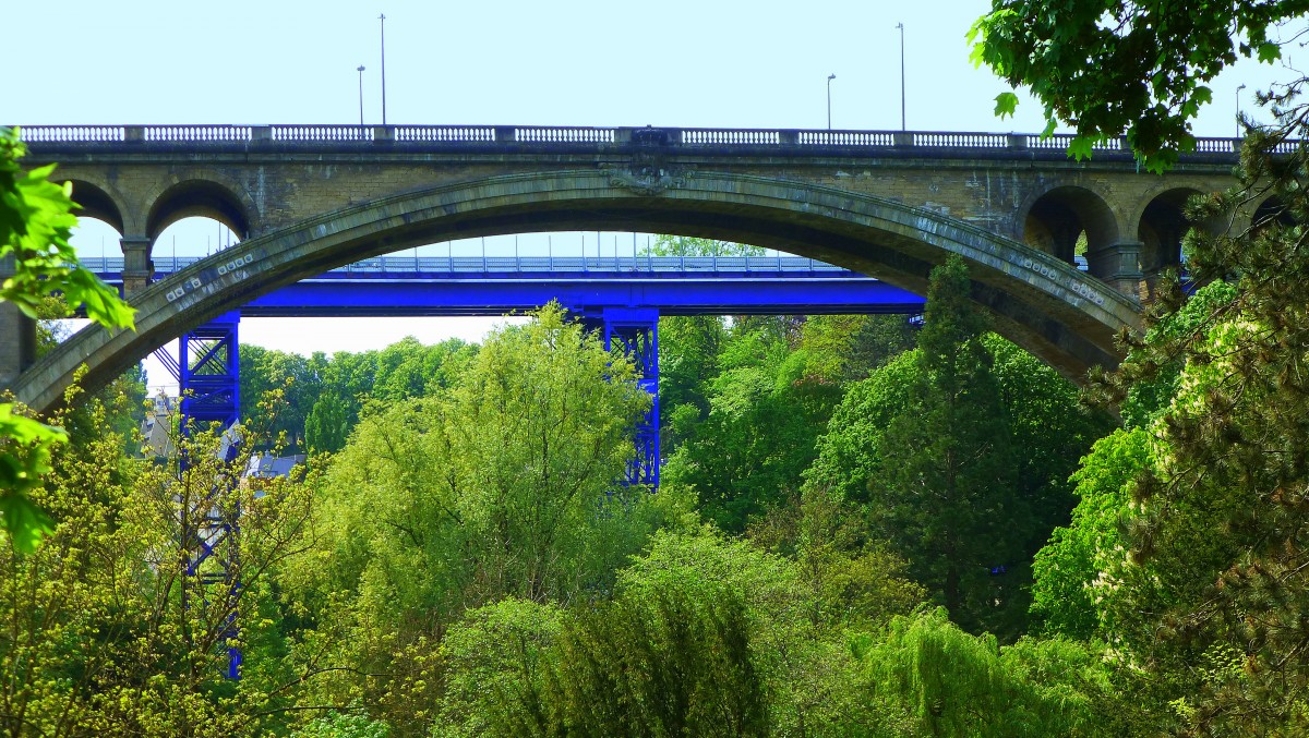 Luxemburg, whrend der Renovierungsarbeiten an der Adolphe-Brcke, fliet der Verkehr seit einigen Tagen ber die blaue Behelfsbrcke. 25.04.2014