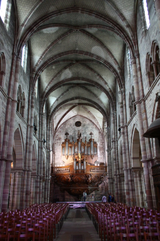 Luxeuil-les-Bains, Langschiff mit Orgel von 1617 der Saint Pierre Kirche (05.10.2014)