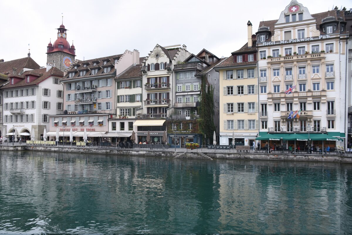 LUZERN, 29.09.2022, Blick von der Kapellbrcke auf das nrdliche Reuss-Ufer; links im Bild der Rathausturm