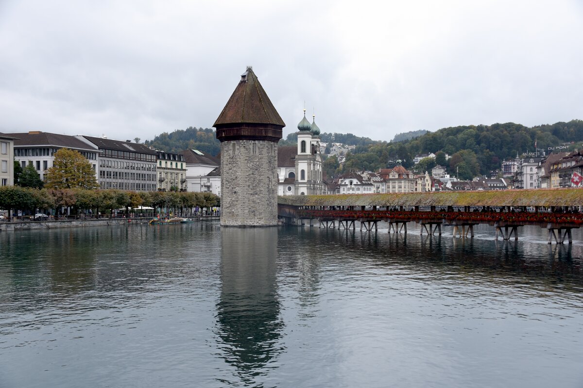 LUZERN, 29.09.2022, Blick von der Seebrcke auf die Kapellbrcke mit dem Wasserturm; rechts neben dem Wasserturm die beiden Trme der Jesuitenkirche