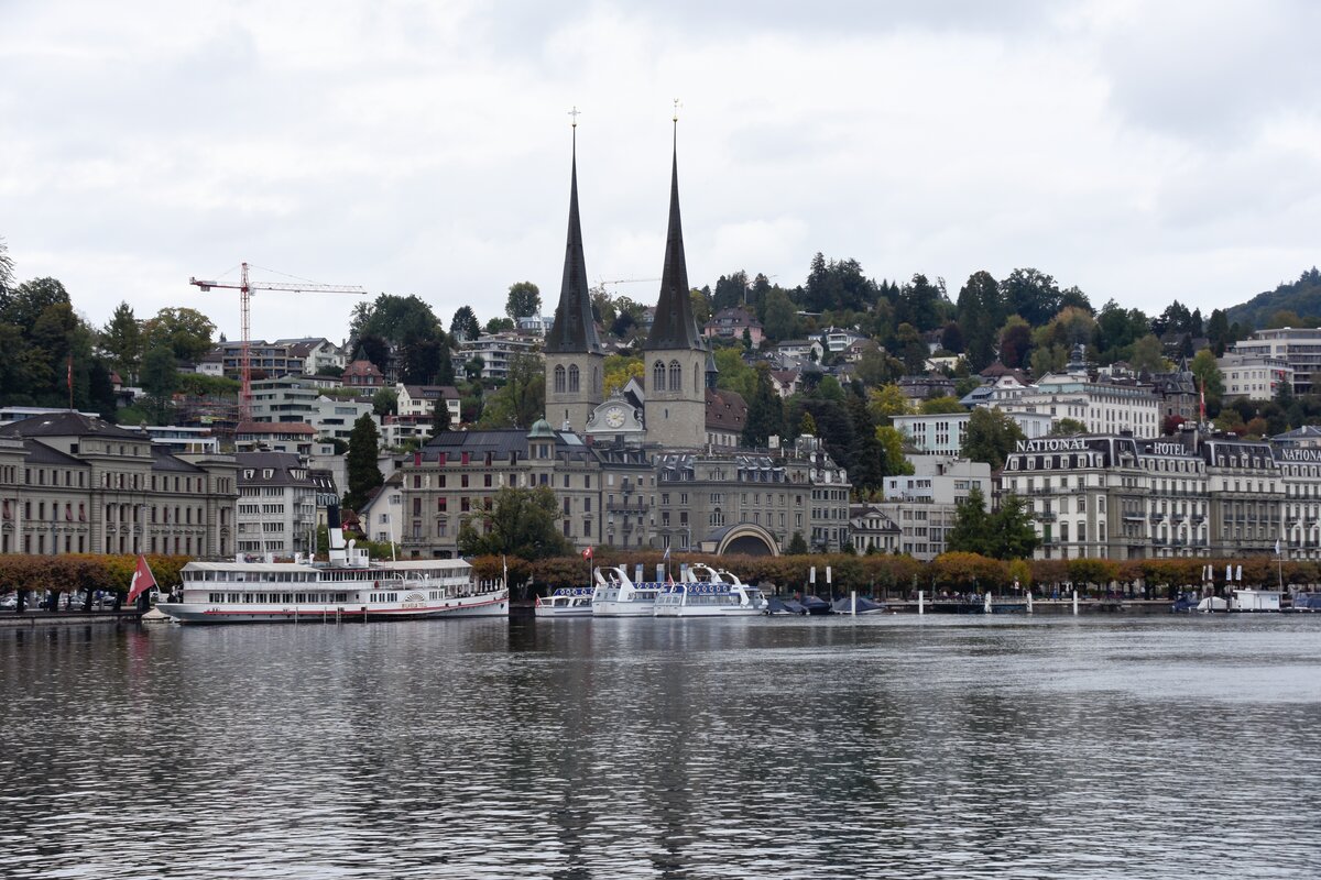 LUZERN, 29.09.2022, Blick ber die Reuss-Mndung auf die Katholische Hofkirche St. Leodegar, die als bedeutendster Kirchenbau der Renaissance in der Schweiz gilt