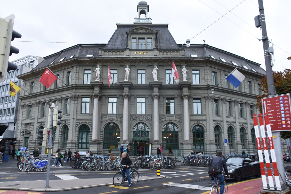 LUZERN, 29.09.2022, die Hauptpost; das Gebude msste Ende 19. Jahrhundert gebaut worden sein und steht unter Denkmalschutz