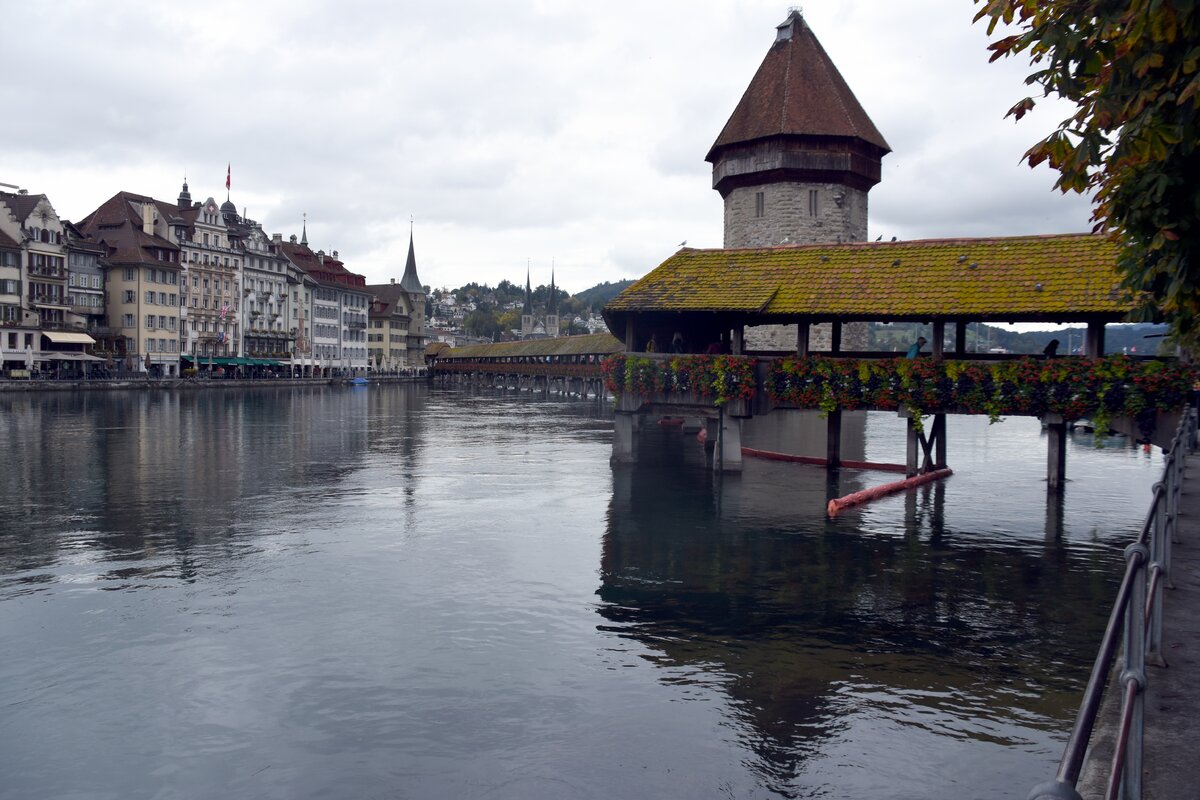 LUZERN, 29.09.2022, Kapellbrcke mit Wasserturm, die einst einen Teil der Stadtbefestigung bildeten; die Kapellbrcke stammt von 1365 und ist die lteste noch erhaltene und mit 202 Metern die zweitlngste gedeckte Holzbrcke Europas