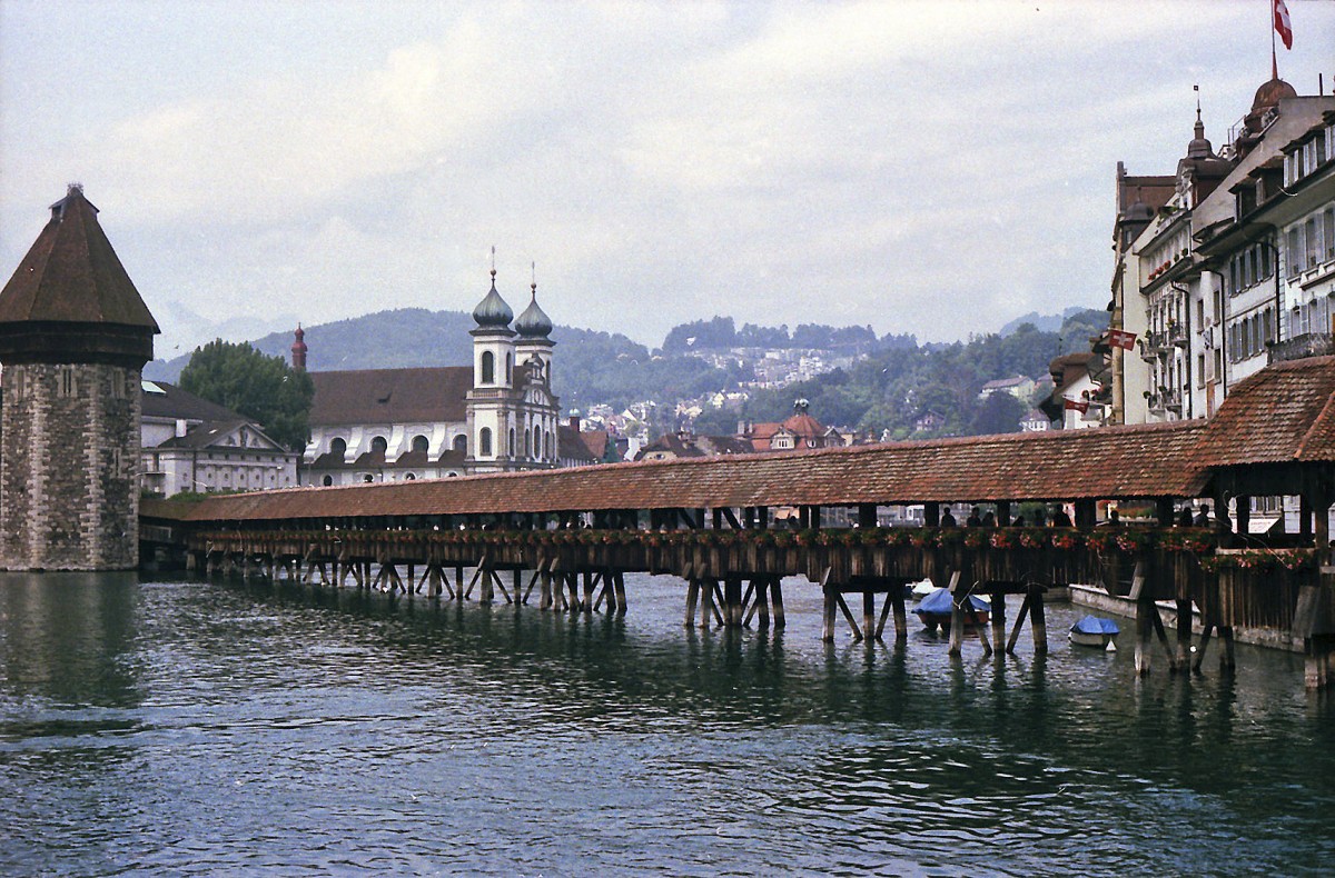 Luzern - Kapellbrücke über Reuss. Aufnahme: Juli 1984 (digitalisiertes Negativfoto).