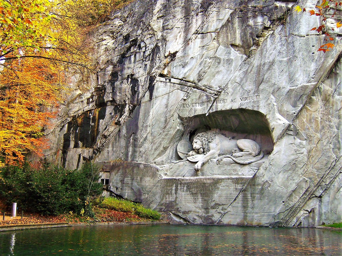 Luzern, Lwendenkmal. Das Monument erinnert in der Allegorie des sterbenden Lwen an den Untergang der Schweizergarde beim Sturm auf die Tuillerien 1792. Das Lwendenkmal wurde am 10. August 1821 eingeweiht - 09.11.2008