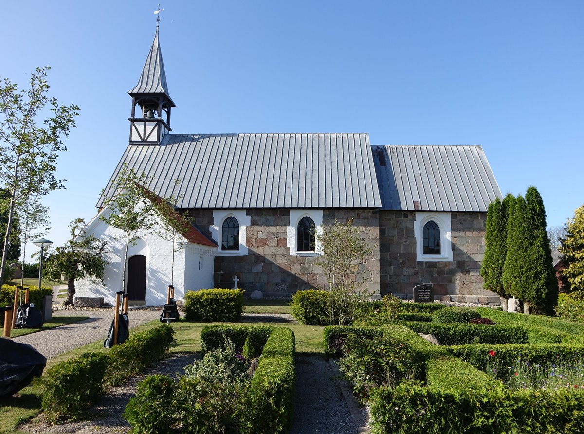 Lyngby, romanische Dorfkirche aus dem 12. Jahrhundert aus Granitquadern (24.07.2019)