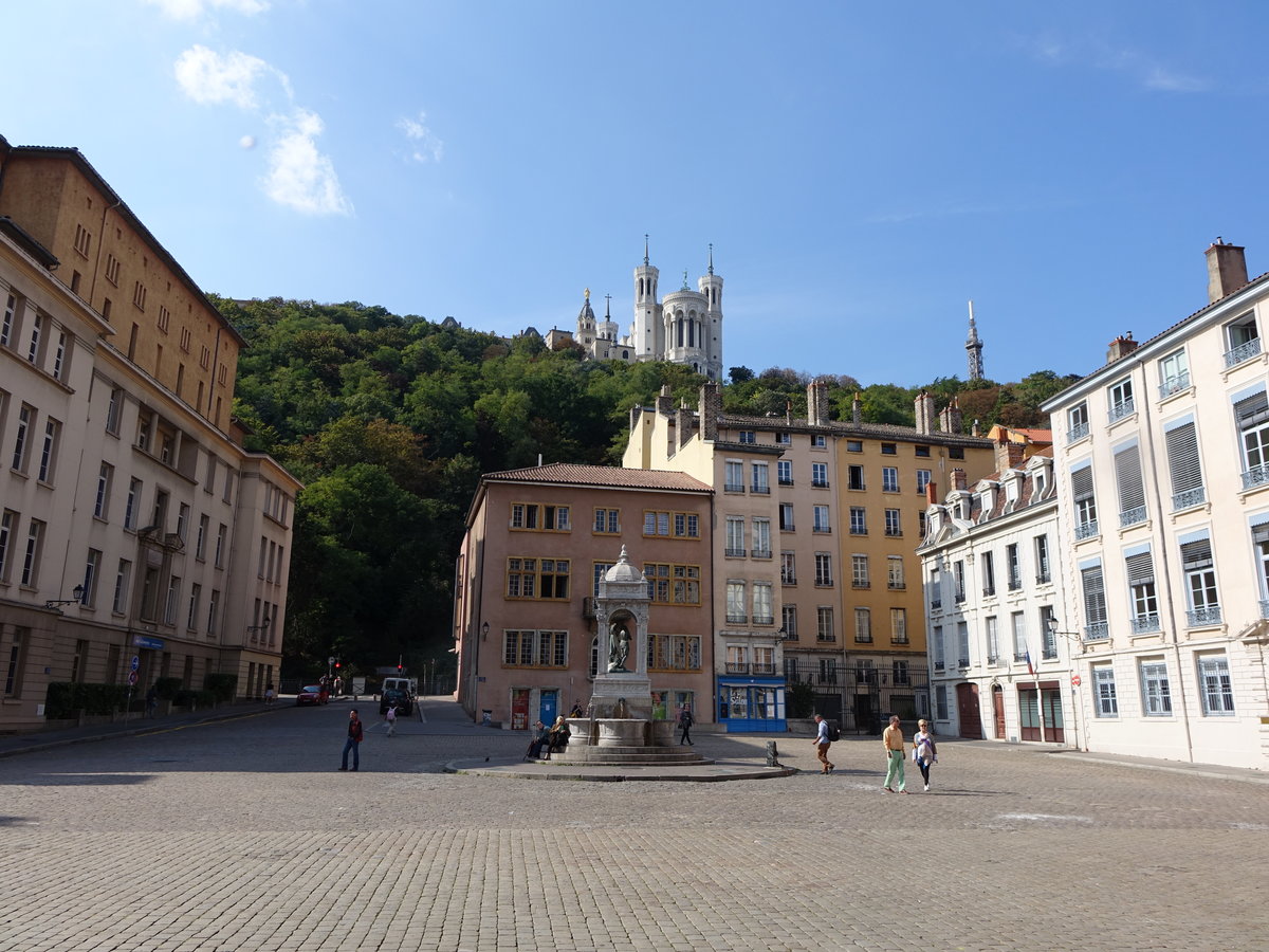 Lyon, Place Saint-Jean mit Ausblick auf die Basilika Notre-Dame de Fourviere (23.09.2016)