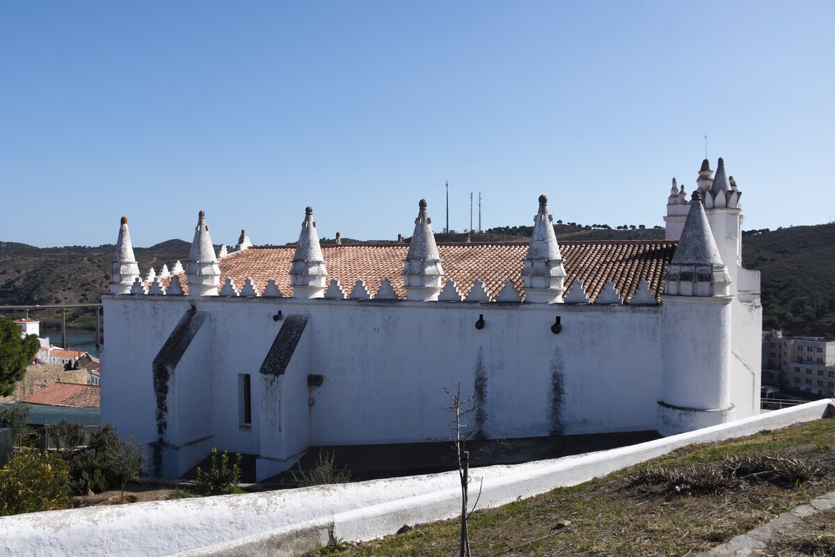 MRTOLA, 09.02.2022, Blick von der Burg auf die knapp darunterliegende Igreja de Nossa Senhora da Anunciao; im frhen 8.Jh. u.Z. als fnfschiffige Moschee errichtet und nach der Reconquista 1238 zur Kirche umgewandelt, wodurch sie die einzige vollstndig erhaltene Mesquita in Portugal blieb
