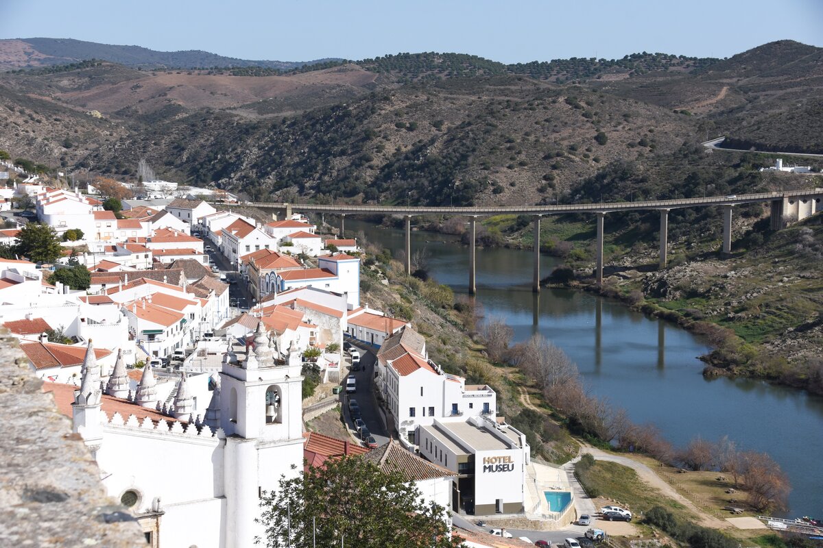 MRTOLA, 09.02.2022, Blick von der Burgmauer auf die Ponte de Mrtola sobre o rio Guadiana (Brcke von Mrtola ber den Fluss Guadiana)