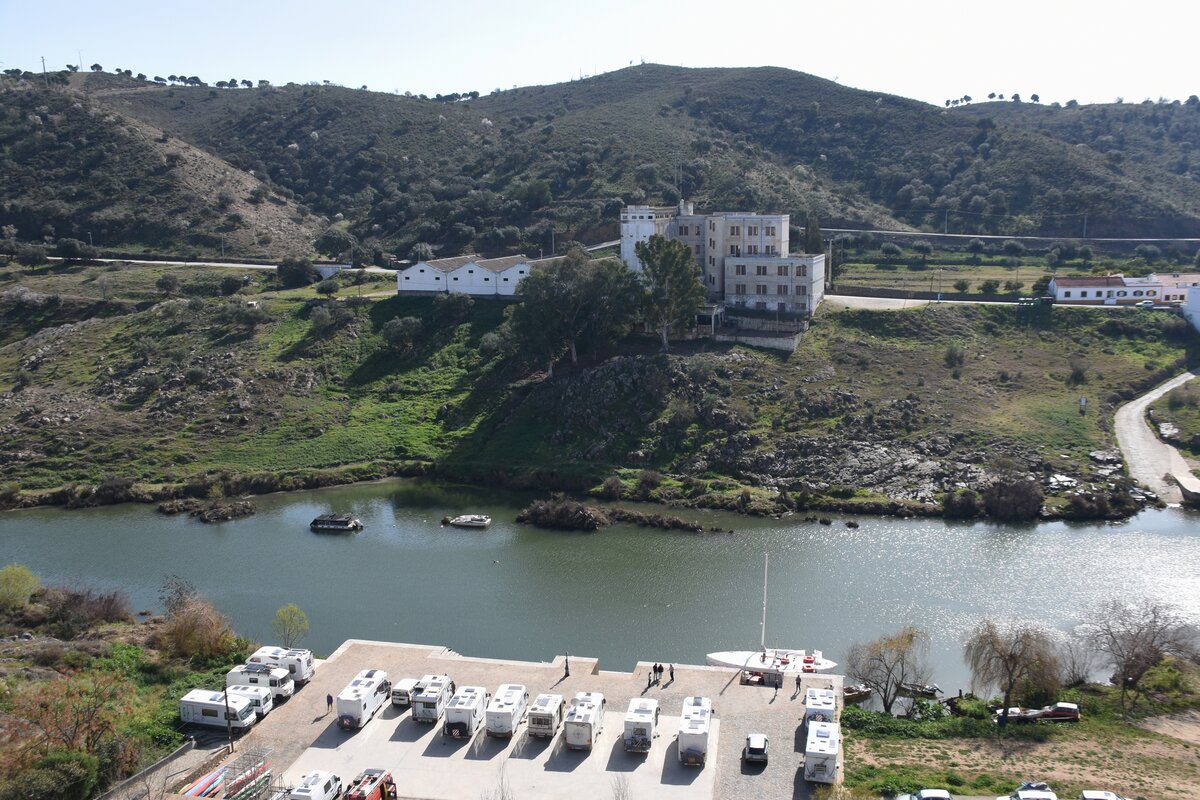 MRTOLA, 09.02.2022, Blick von der Igreja de Nossa Senhora da Anunciao ber den Rio Guadiana