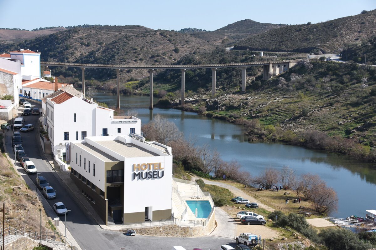 MRTOLA, 09.02.2022, Blick von der Igreja de Nossa Senhora da Anunciao auf die Ponte de Mrtola sobre o rio Guadiana (Brcke von Mrtola ber den Fluss Guadiana)