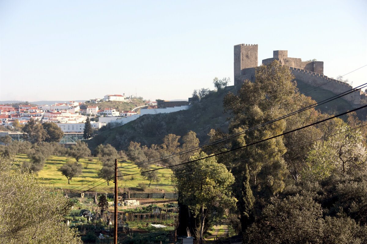 MÉRTOLA (Concelho de Mértola), 10.02.2020, Blick von der N122 auf das den Ort überragende Castelo