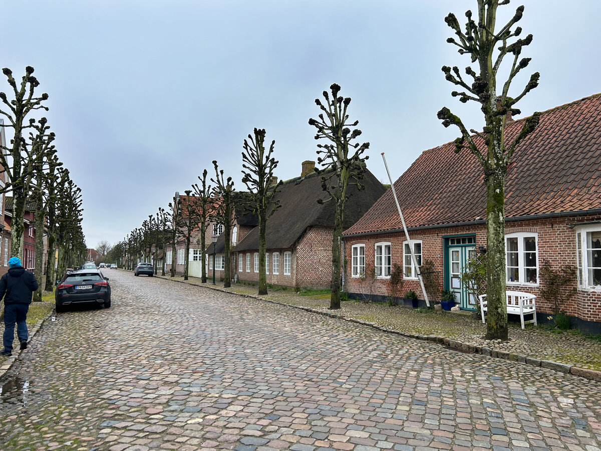 Mgeltnder (deutsch: Mgeltondern) ist ein dnisches Dorf westlich von Tnder nahe der deutsch-dnischen Grenze. Aufnahme: 2. April 2024.