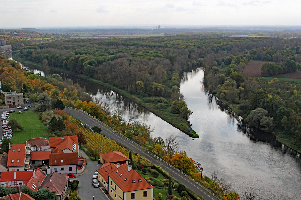 Mělnk in Mittelbhmen, natrlich bekannt fr den Zusammenfluss von Elbe (von hier aus gesehen links) und Moldau, die hier brigens breiter ist, mehr Wasser fhrt und auch schon einen lngeren Weg hinter sich gebracht hat. Trotzdem  berlebt  hier die Elbe, aber solche Flle kommen wohl hufiger vor. Der Zusammenfluss ist von Mělnker Seite her eigentlich nur vom Turm der Kirche St. Peter und Paul zu sehen, so wie hier am 13.10.2017. Die vielen Fotos von der Aussichtsterrasse des Schlosses zeigen dagegen nur die Mndung des Moldaukanals weinige Meter elbabwrts.