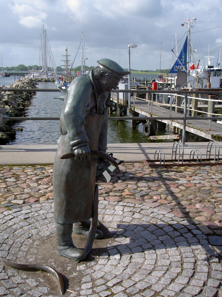 Maasholm, Bronzestatue Peter Aal, seit 1999 wacht er ber den Hafen (24.05.2011)