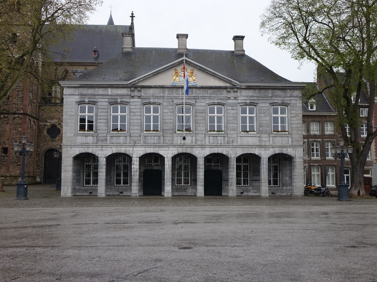 Maastricht, Hoofdwacht vor der St. Servatius Kirche am Vrijthof, erbaut 1736 (25.04.2015)