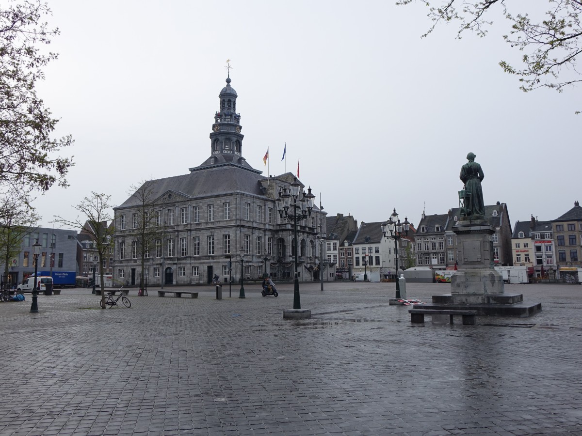 Maastricht, Rathaus und Jan Pieter Minckeleer Denkmal am Markt (25.04.2015)