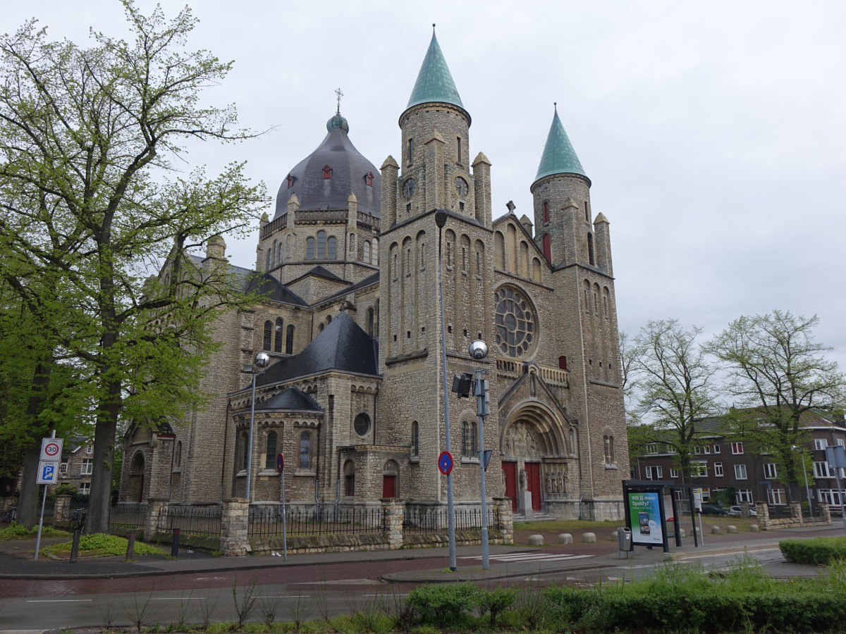 Maastricht, St. Lambertus Kirche am Emmaplein, erbaut von 1914 bis 1916 von Hubert von Groenendael (25.04.2015)