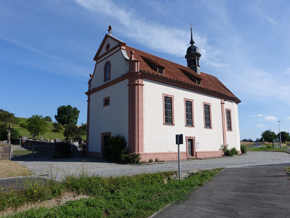 Machtilshausen, Kapelle Hl. Kreuz, Sptbarocker Saalbau mit eingezogenem Chor und Dachreiter, erbaut 1730 (07.07.2018)