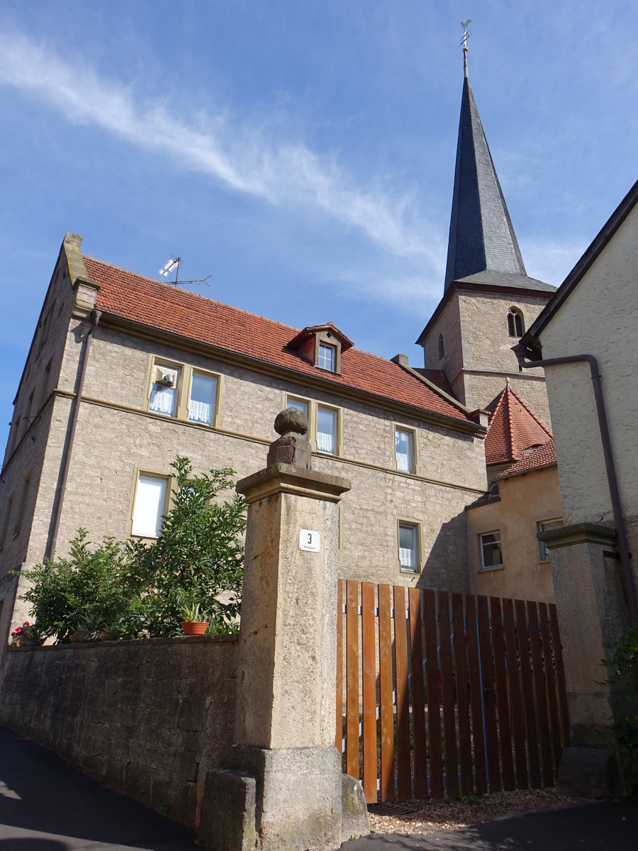 Machtilshausen, kath. Pfarrkirche St. Jakobus und Pfarrhaus in der Kirchgasse, Kirche erbaut bis 1502, Langhaus erneuert 1910 (07.07.2018)