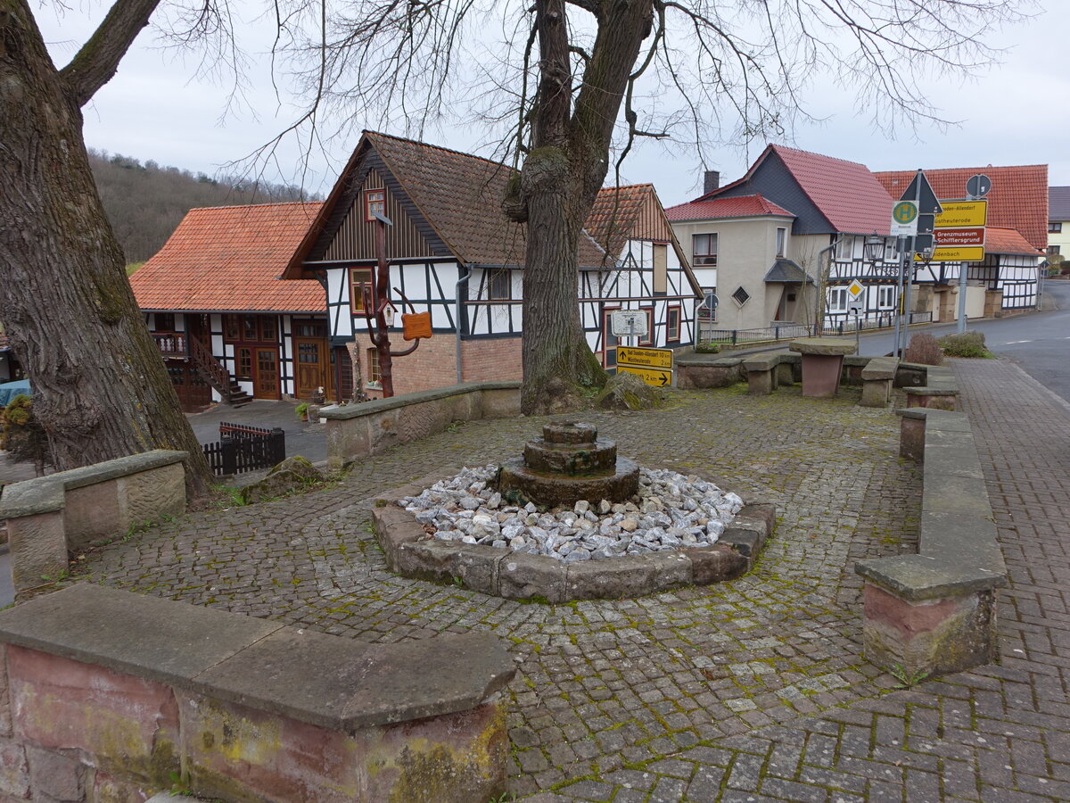 Mackenrode, kleiner Brunnen und Fachwerkhuser an der Bergstrae (18.03.2024)