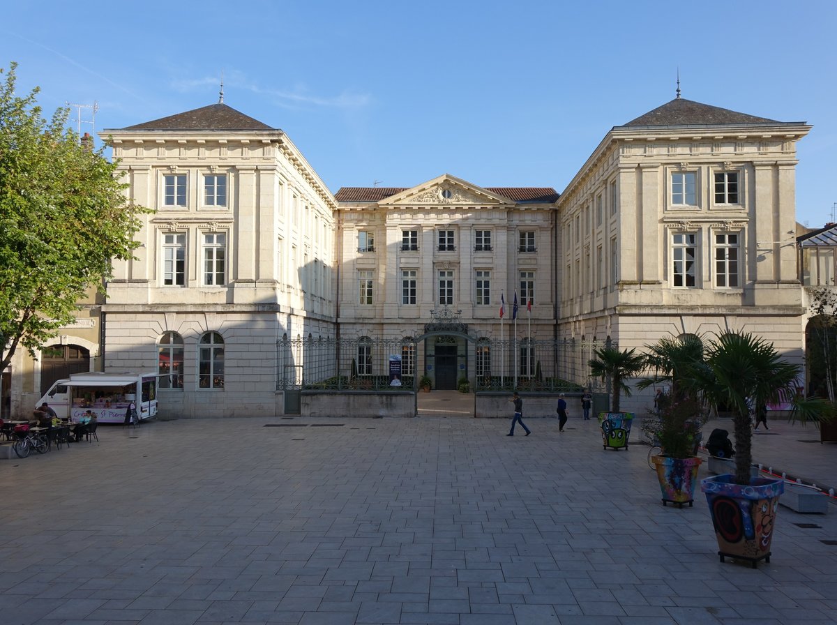 Macon, Rathaus am Place Saint Pierre, erbaut im 18. Jahrhundert (22.09.2016)
