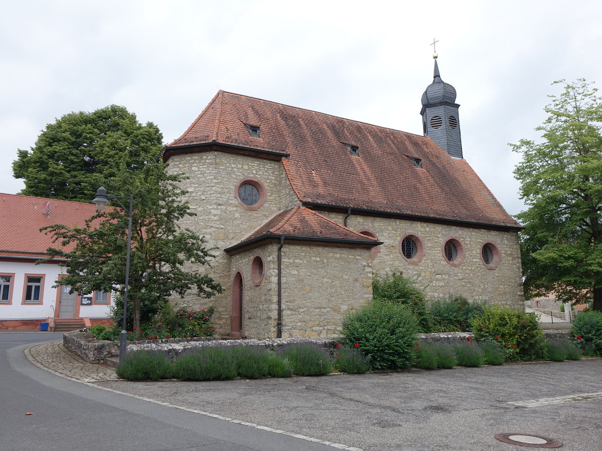 Mdelhofen, St. Kilian Kirche, Saalbau mit eingezogenem Chor und nrdlichem Dachreiter mit Zwiebelhaube, erbaut 1928 (15.06.2016)
