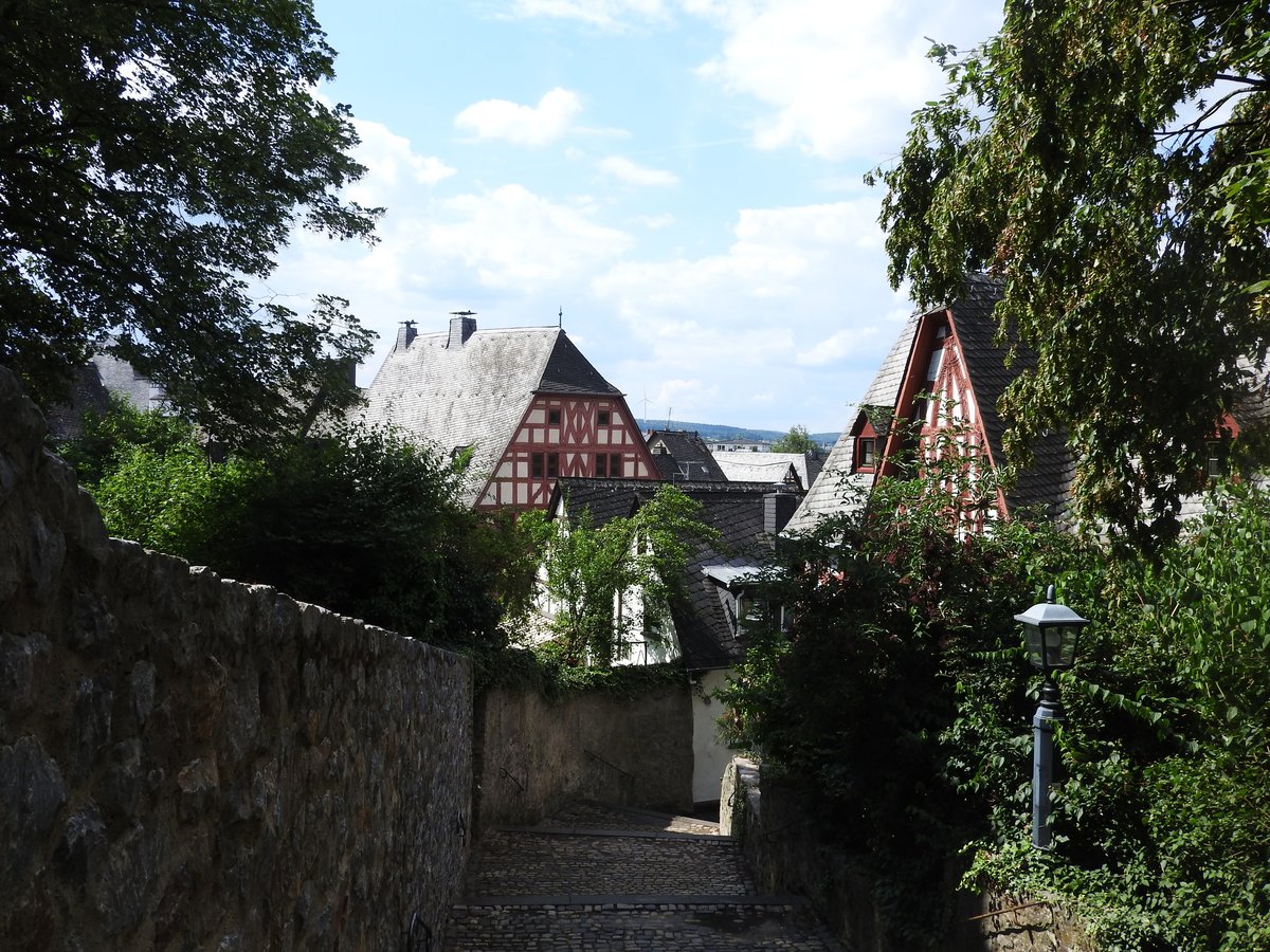 MRCHENHAFTE ALTSTADT in LIMBURG/HESSEN-

beim Aufstieg von der Altstadt am Lahnufer zum Dom auf dem Felsen hoch ber
dem Fluss,am 6.8.2016....