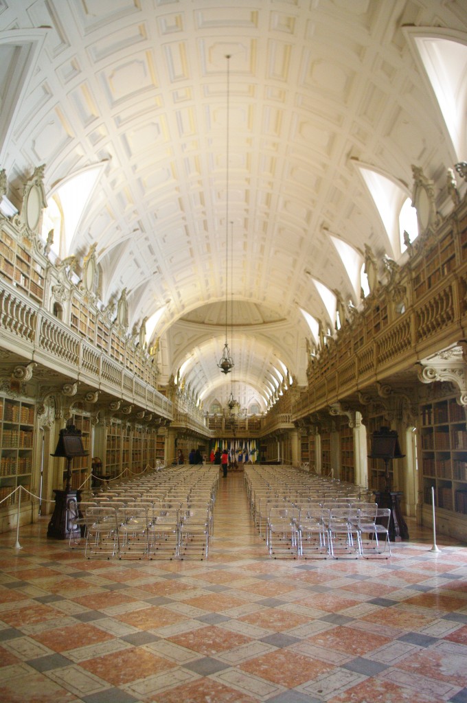 Mafra, Bibliothek im Palacio National, erbaut im 18. Jahrhundert von Manuel Caetano de Sousa im Rocaille-Stil (28.05.2014)