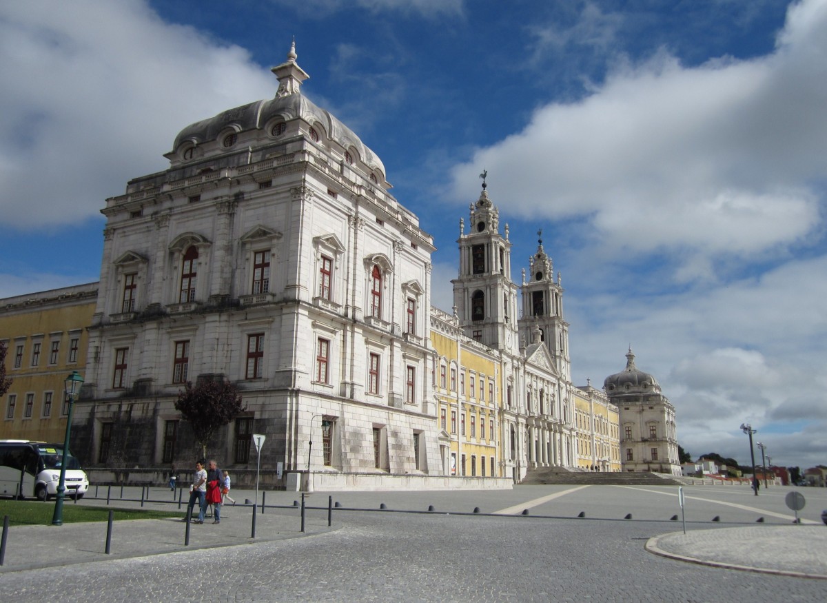 Mafra, Kloster Palacio National, erbaut ab 1717 durch Joao Frederico Ludovice, 880 Sle und Zimmer, 20 Hfe, 4500 Tren und Fenster (28.05.2014)