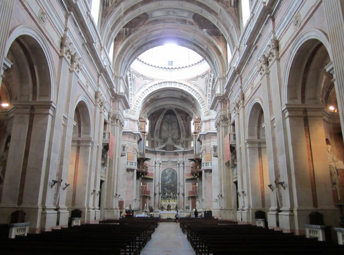 Mafra, Langschiff der Basilika, Hochaltar mit lgemlde von Trevisiani (28.05.2014)