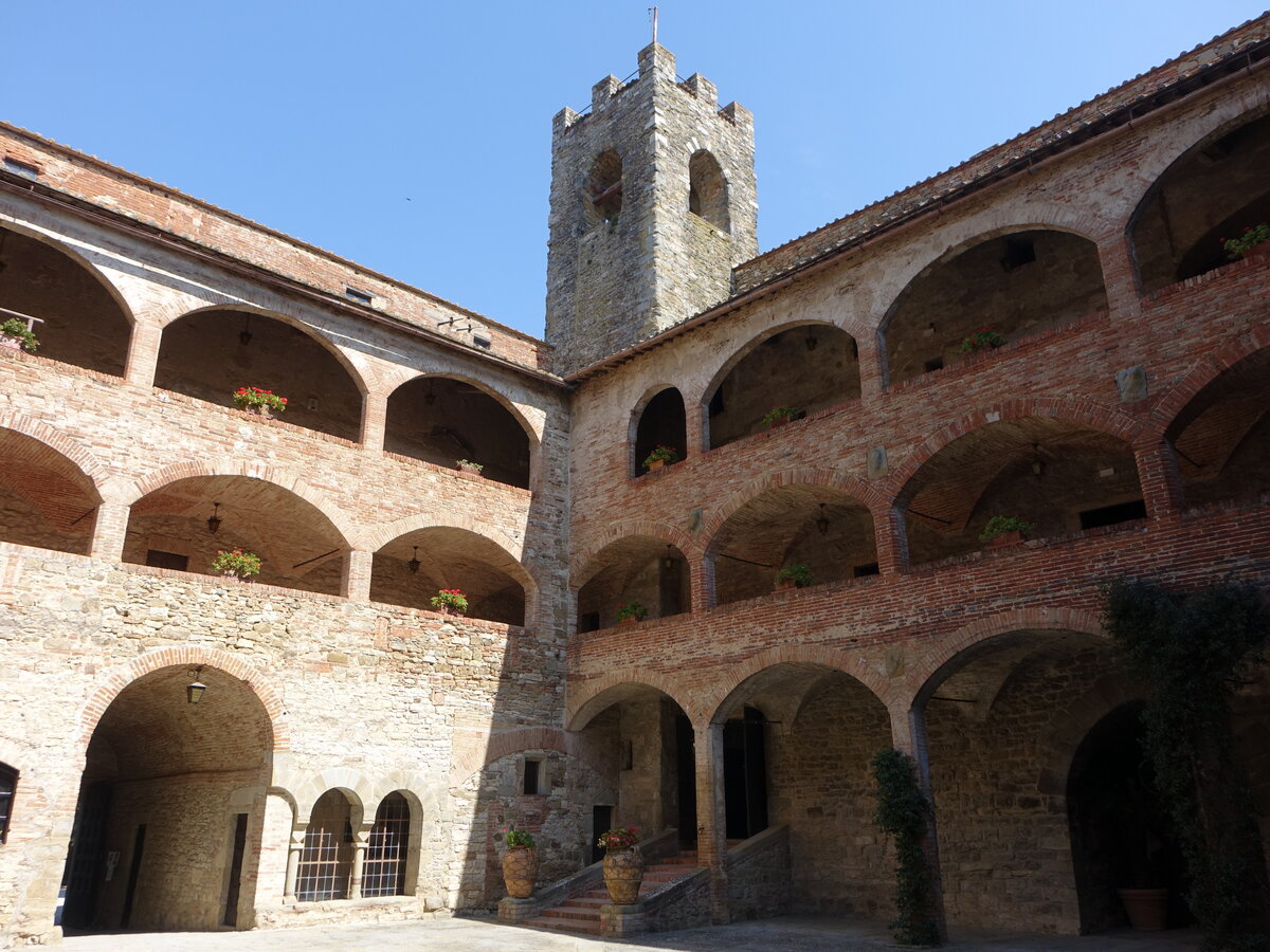 Magione, Innenhof mit Turm des Schloss der Malteserritter (26.03.2022)