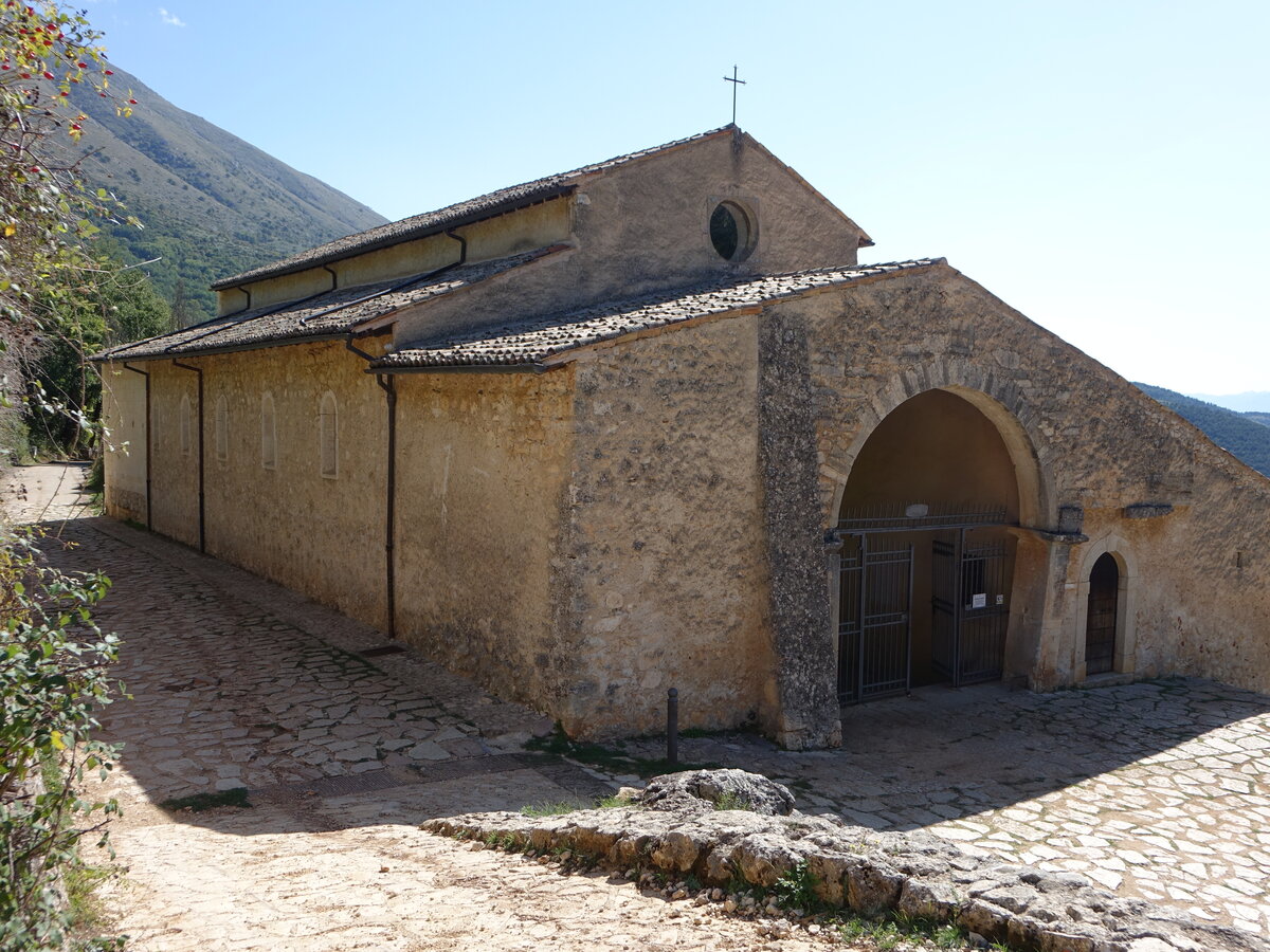 Magliano de’ Marsi, Pfarrkirche Santa Maria in Valle Porclaneta, romanische Kirche aus dem 11. Jahrhundert (19.09.2022)