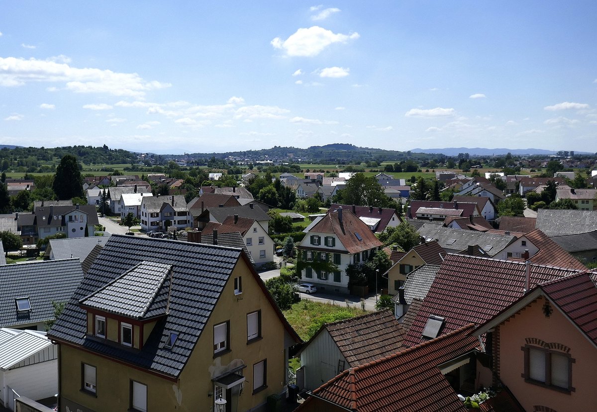 Mahlberg, Blick vom Schlo Richtung Sden nach Ettenheim, rechts am Horizont der Kaiserstuhl, Juli 2017