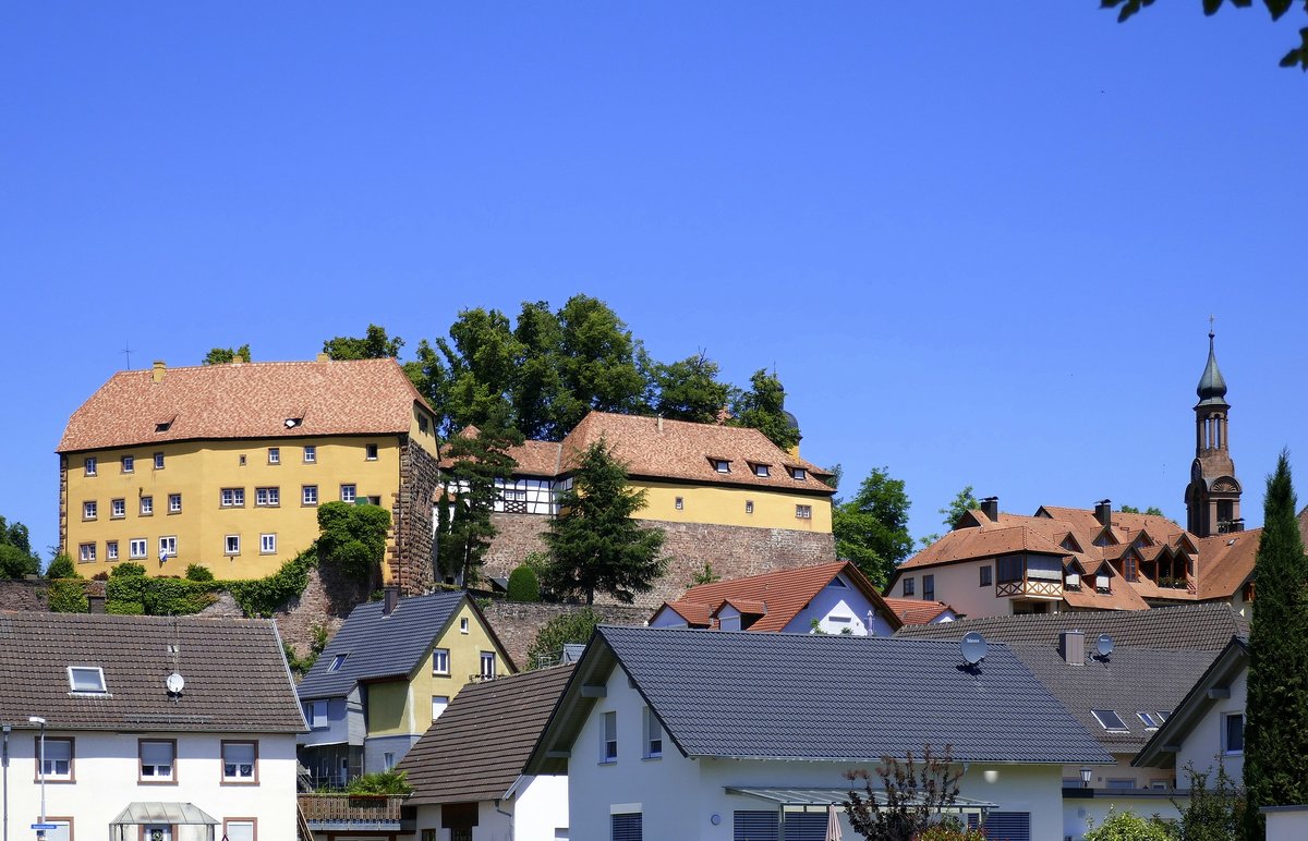 Mahlberg, das hochgelegene Schlo, 1630 vom Markgrafen von Baden erbaut, heute im Privatbesitz, rechts der Turm der Schlokirche, Juni 2019