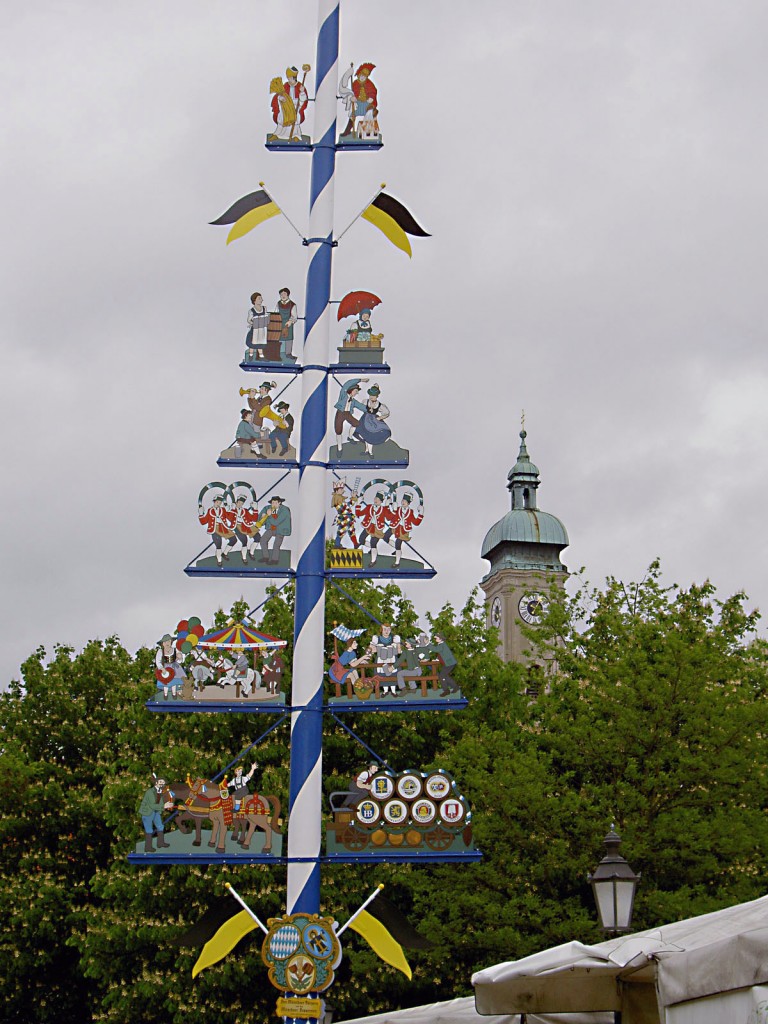 Maibaum auf dem Mnchner Viktualienmarkt. Aufnahme: 3. Mai 2005.