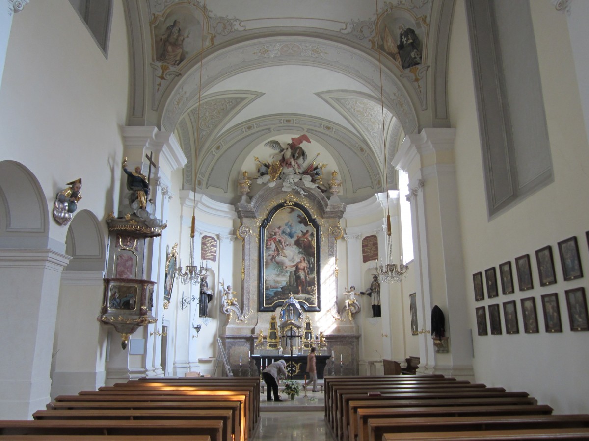 Mailberg, Hochaltar und Kanzel der Schlokirche St. Johannes der Tufer, erbaut im 13. Jahrhundert, 1609 barockisiert (19.04.2014)
