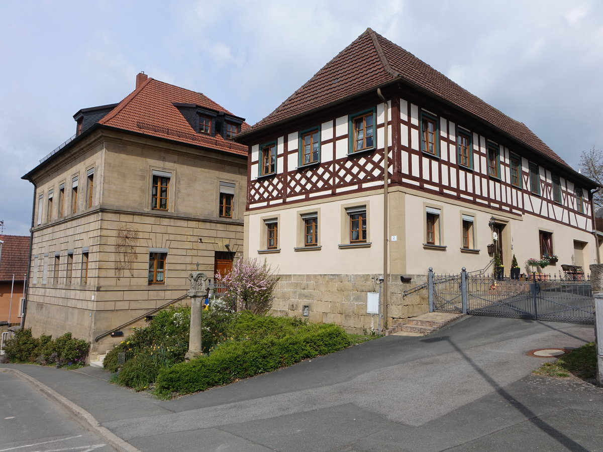 Mainroth, Fachwerkhaus am oberen Berg, Zweigeschossiges Walmdachhaus, erbaut im 18. Jahrhundert (16.04.2017)