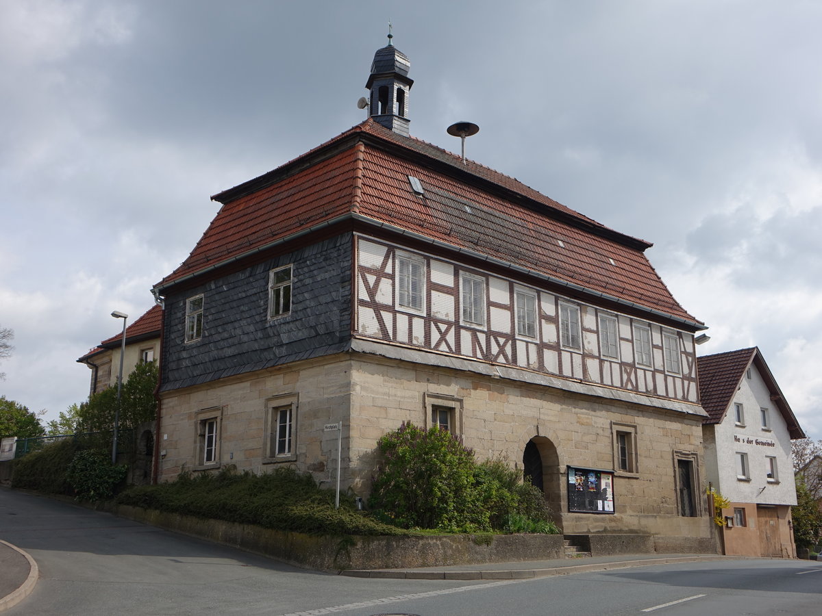 Mainroth, Rathaus am Kirchplatz, ehemaliges Bru- und Schulhaus, zweigeschossiges Mansarddachgebude mit Dachreiter, erbaut 1730 (16.04.2017)