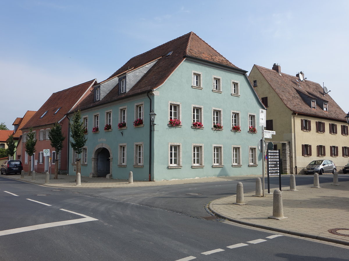 Mainstockheim, Rathaus an der Hauptstrae, zweigeschossiger Halbwalmdachbau mit korbbogiger Toreinfahrt, erbaut im 19. Jahrhundert (27.08.2017)